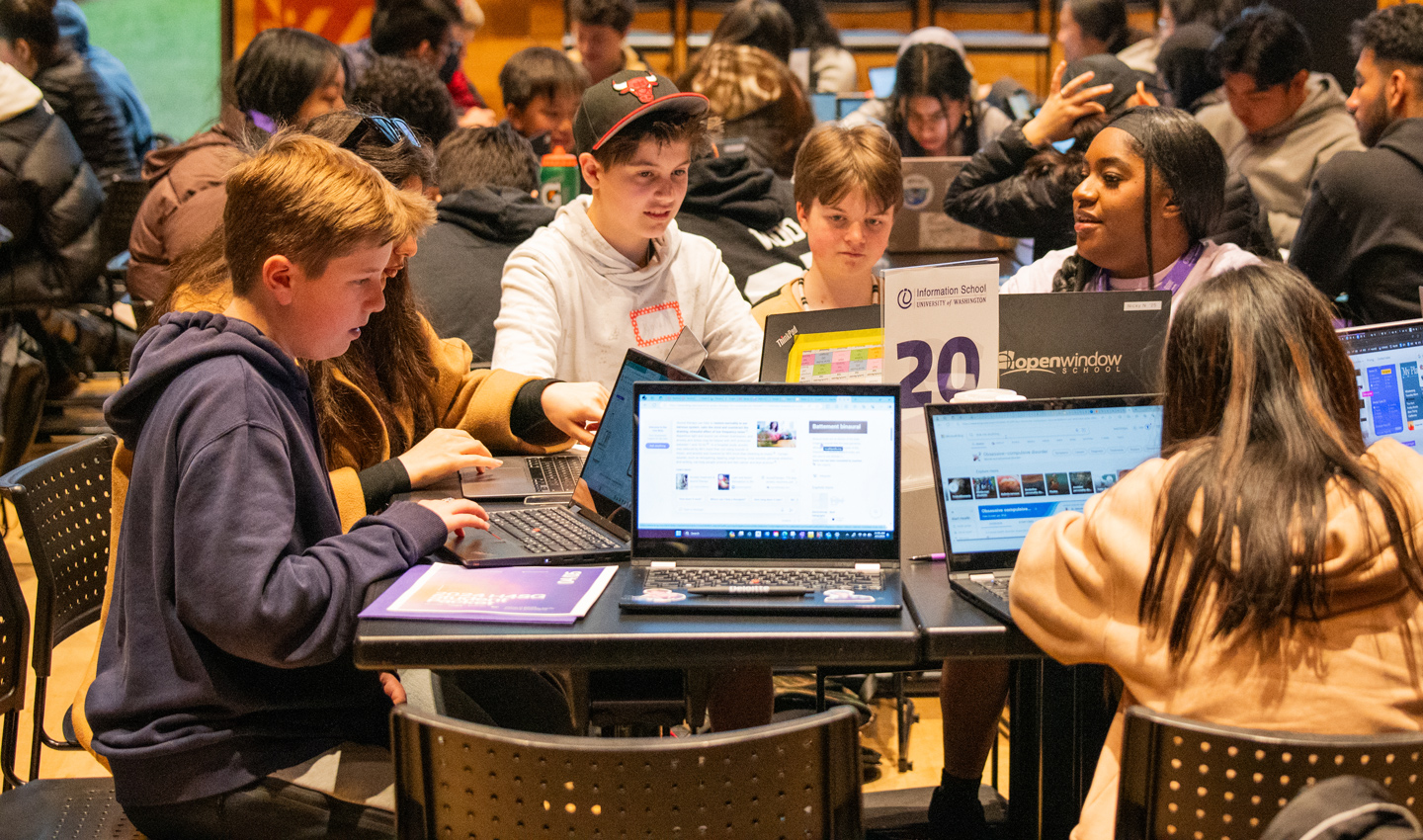 Estudiantes participando en un hackathon